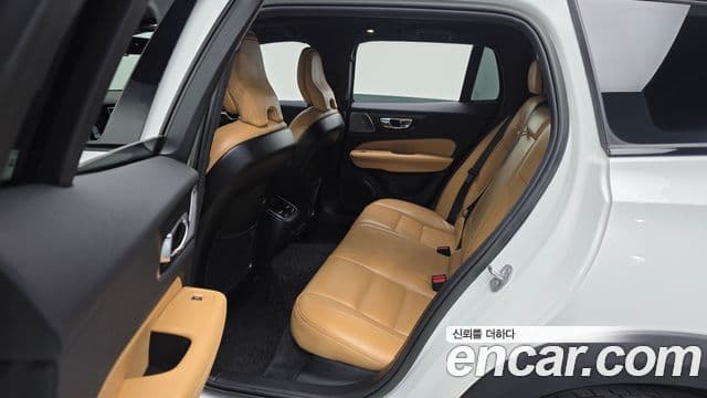 Volvo V60 Cross Country 2023 — Photo 12/20