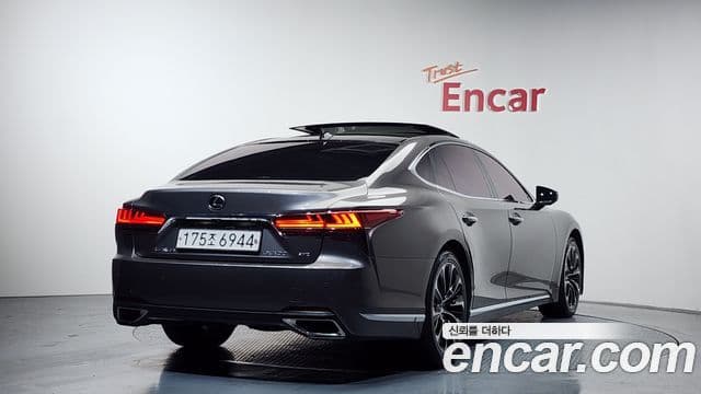 Lexus LS500 2022 — ფოტო 2/20