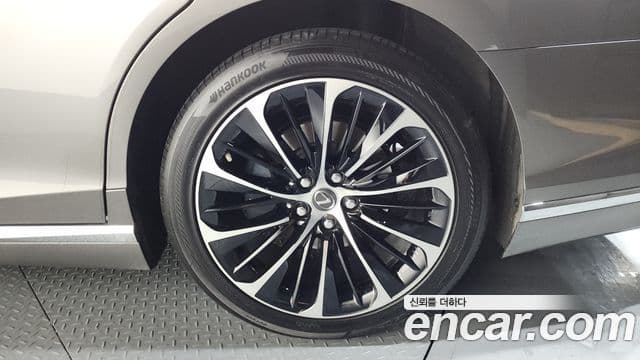 Lexus LS500 2022 — ფოტო 5/20