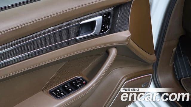 Porsche Panamera 2020 — ფოტო 17/20