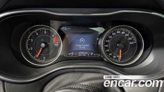 Jeep Cherokee 2021 — ფოტო 8/20