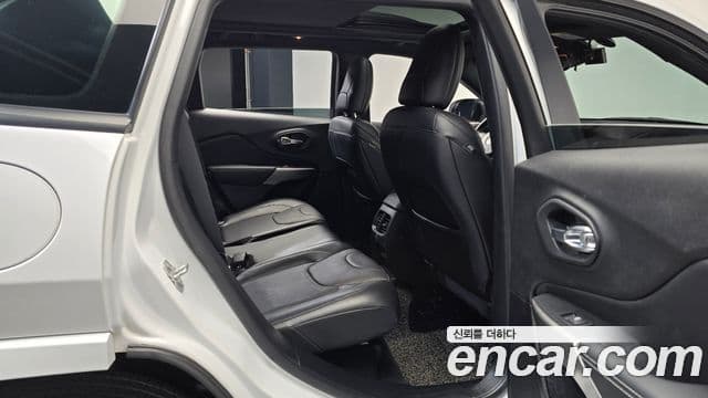 Jeep Cherokee 2021 — фото 12 из 20
