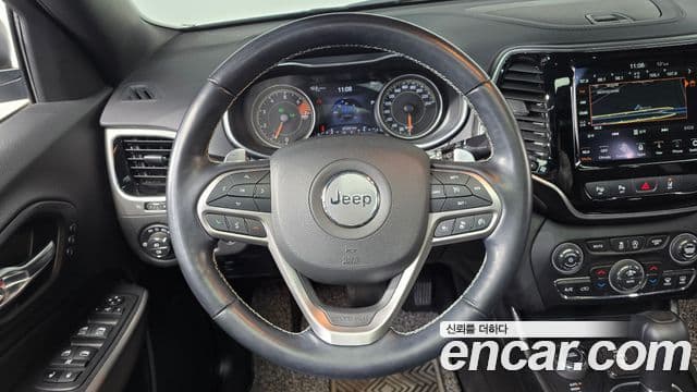 Jeep Cherokee 2021 — ფოტო 13/20