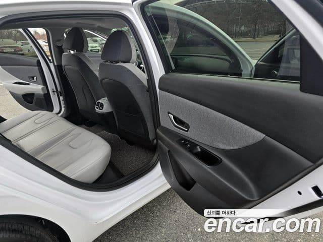 Hyundai The New Avante Hybrid 2020 — Photo 12/20