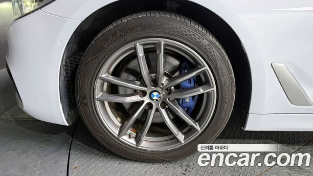 BMW 5 Series 2018 — ფოტო 4/20