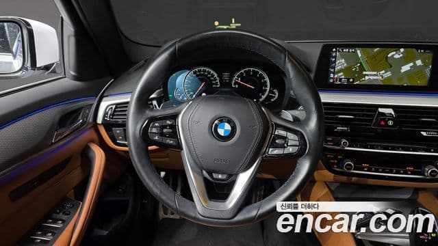 BMW 5 Series 2018 — ფოტო 13/20