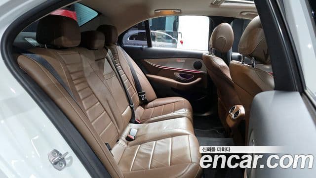 Mercedes-Benz E-Class 2018 — Фото 12/20