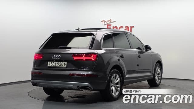 Audi Q7 2019 — ფოტო 2/20