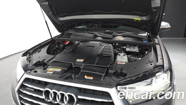 Audi Q7 2019 — ფოტო 6/20