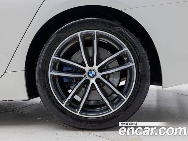 BMW 5 Series 2021 — Photo 12/20