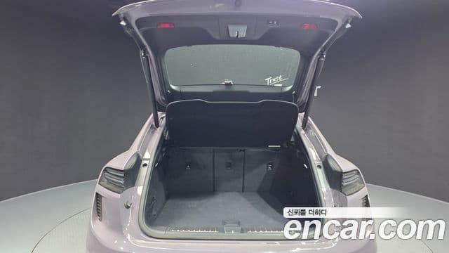 Porsche Macan EV 2025 — Photo 2/20