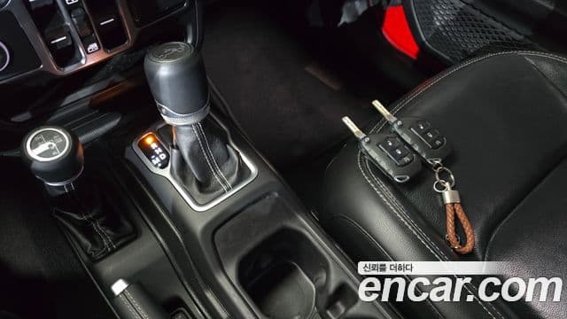 Jeep Wrangler 2018 — ფოტო 9/20