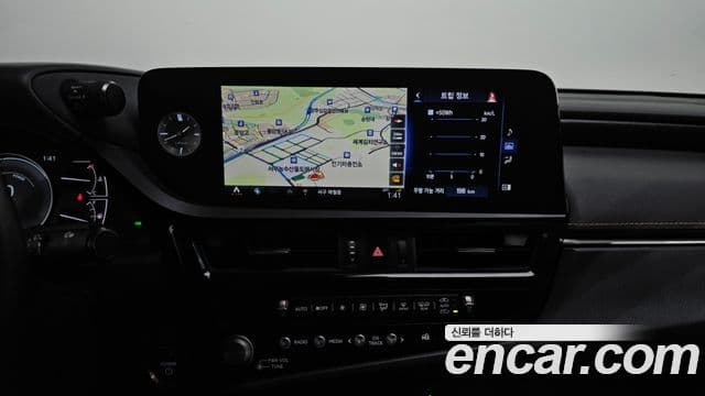 Lexus ES300h 2022 — ფოტო 15/20