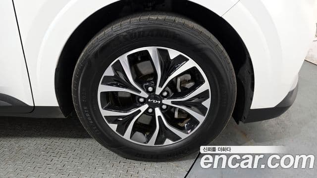 Kia Carnival 2023 — ფოტო 5/20