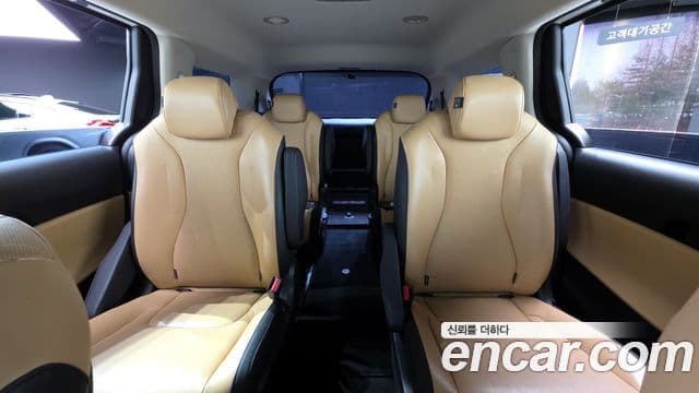 Kia Carnival 2023 — ფოტო 12/20