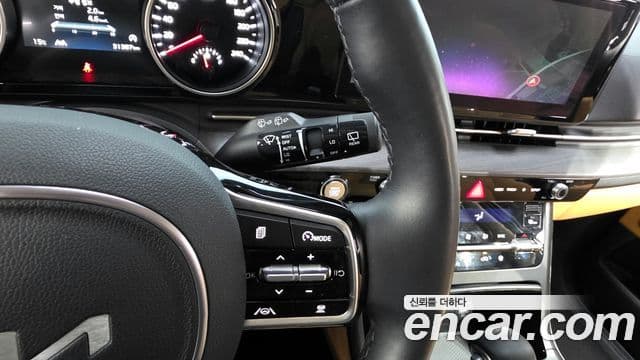 Kia Carnival 2023 — ფოტო 17/20