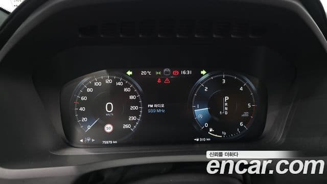 Volvo XC90 2020 — ფოტო 8/20