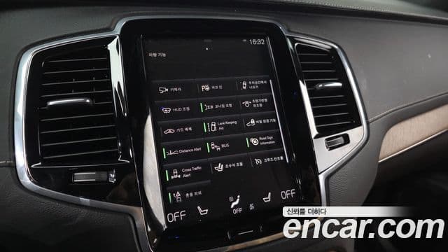 Volvo XC90 2020 — ფოტო 17/20