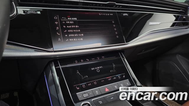 Audi Q7 2021 — ფოტო 14/20