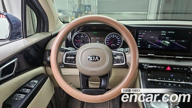 Kia Carnival 2021 — фото 14 из 20