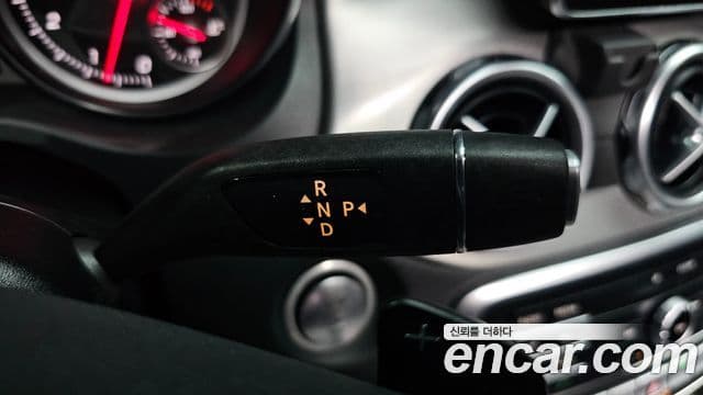 Mercedes-Benz GLA-Class 2019 — Şəkil 7/20