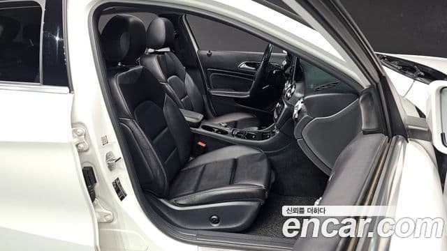 Mercedes-Benz GLA-Class 2019 — Şəkil 8/20