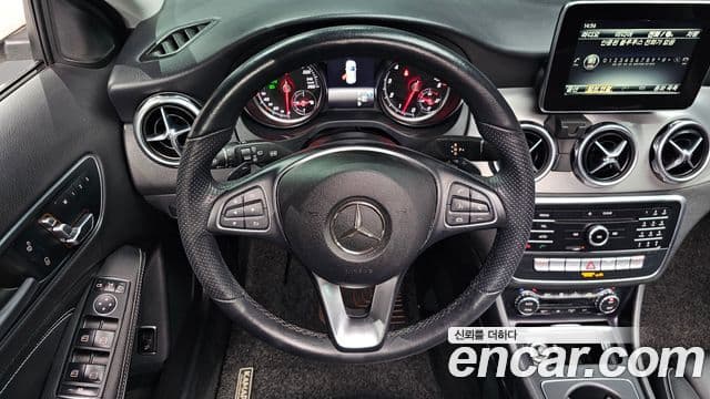 Mercedes-Benz GLA-Class 2019 — Şəkil 13/20
