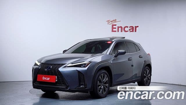 Lexus UX250h 2020 — Фото 1/20