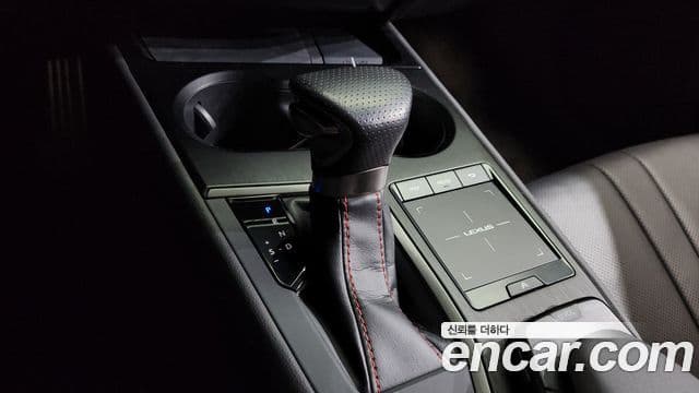 Lexus UX250h 2020 — Фото 9/20