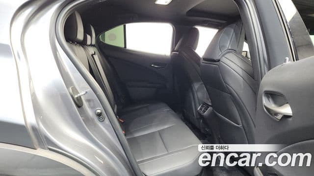 Lexus UX250h 2020 — Фото 12/20