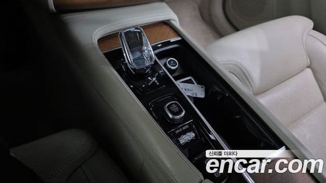 Volvo XC90 2020 — ფოტო 8/19