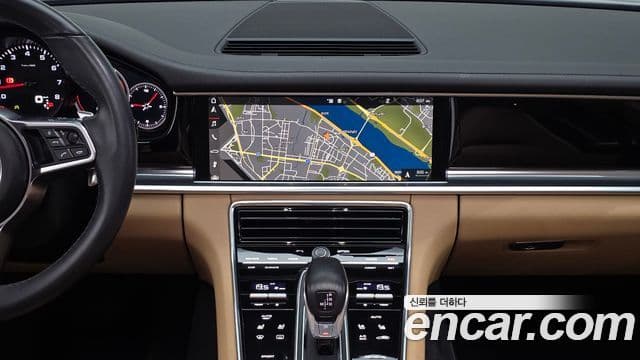 Porsche Panamera 2018 — ფოტო 13/20
