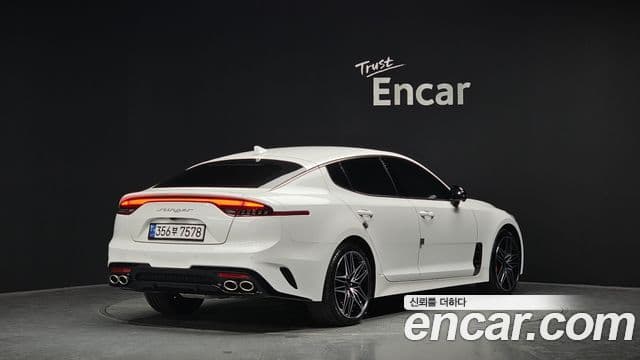 Kia Stinger 2023 — Фото 2/20