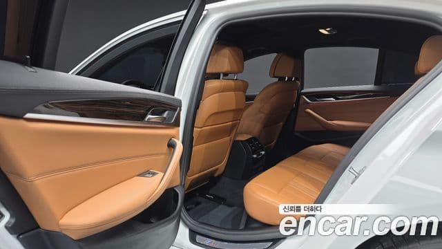 BMW 5 Series 2021 — ფოტო 18/20
