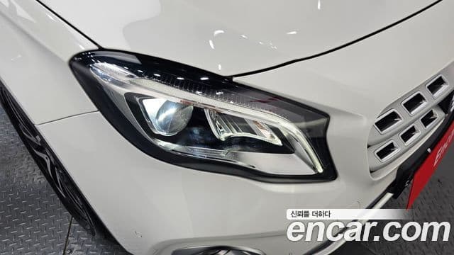 Mercedes-Benz GLA-Class 2019 — Photo 13/33