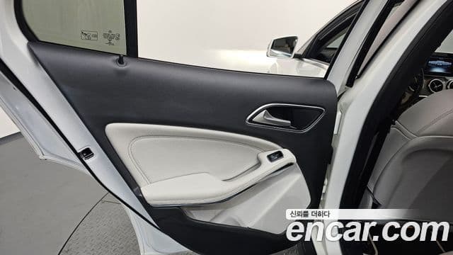 Mercedes-Benz GLA-Class 2019 — Photo 10/33
