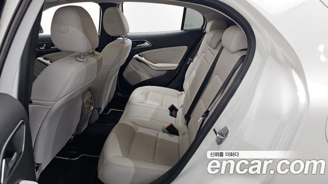 Mercedes-Benz GLA-Class 2019 — Photo 18/33