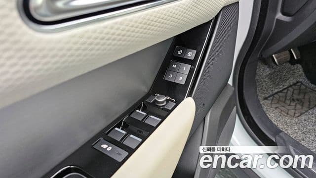 Land Rover Range Rover Velar 2023 — Фото 16/20