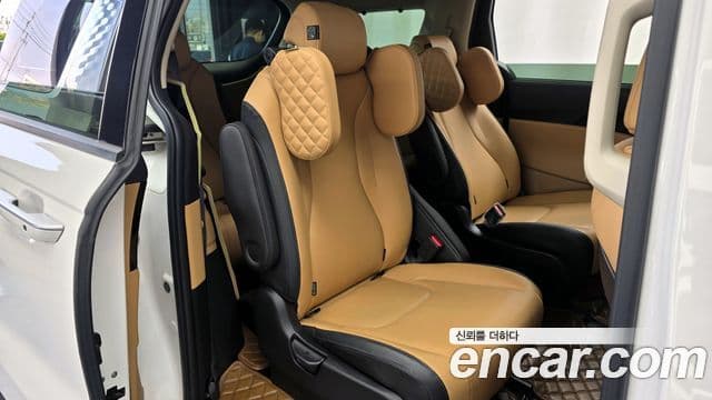 Kia Carnival 2021 — фото 12 из 20