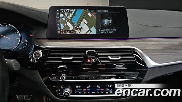BMW 5 Series 2018 — Фото 14/20