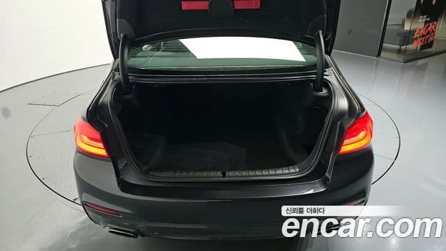 BMW 5 Series 2018 — Photo 19/33