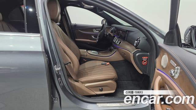 Mercedes-Benz E-Class 2022 — ფოტო 11/20
