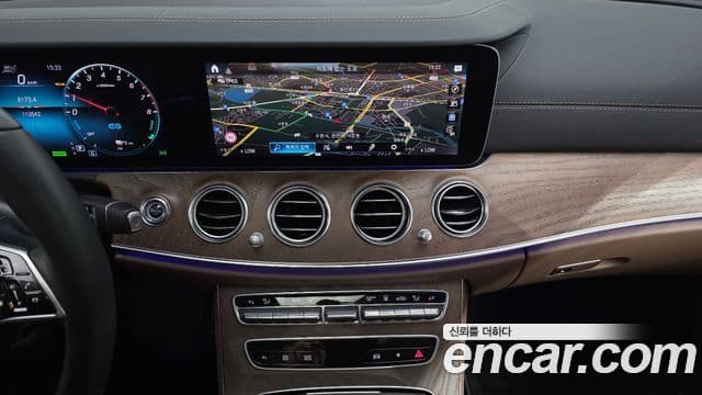 Mercedes-Benz E-Class 2022 — ფოტო 14/20