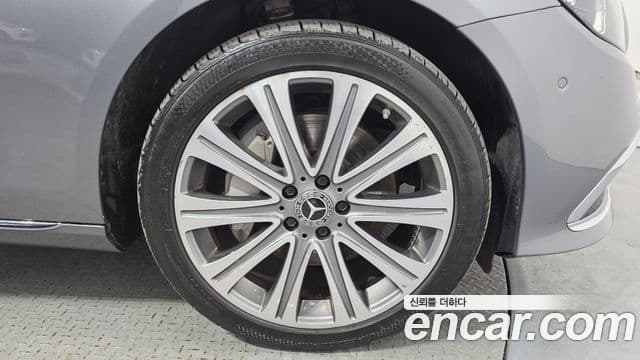 Mercedes-Benz E-Class 2022 — Photo 26/35