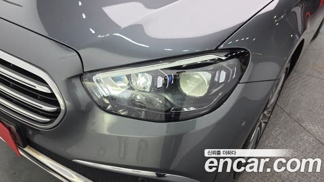 Mercedes-Benz E-Class 2022 — Photo 18/35