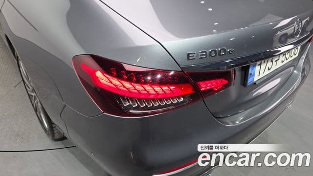 Mercedes-Benz E-Class 2022 — Photo 23/35