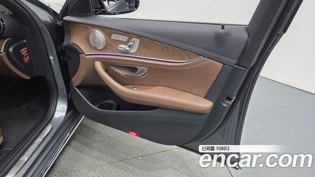 Mercedes-Benz E-Class 2022 — Photo 11/35