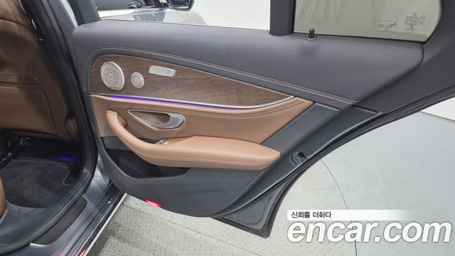 Mercedes-Benz E-Class 2022 — Photo 19/35