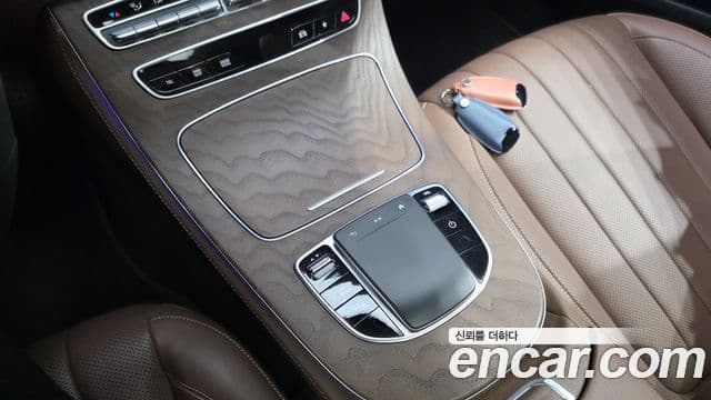 Mercedes-Benz E-Class 2022 — Photo 32/35