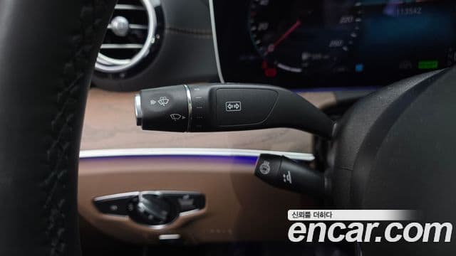 Mercedes-Benz E-Class 2022 — Photo 28/35